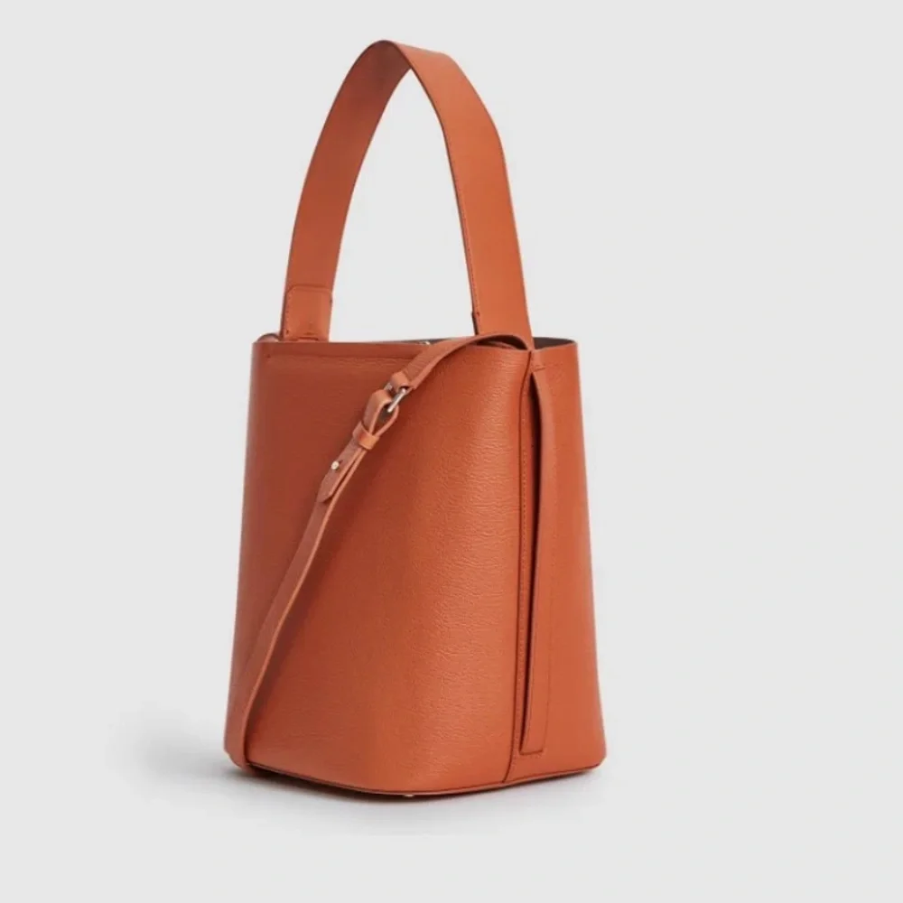 Reiss hudson leather bucket bag in hazel